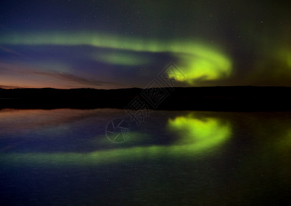 加拿大萨斯喀彻温省加拿大湖反光图片