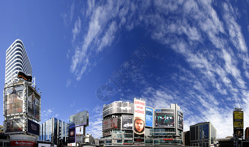 多伦市中心城的广告高楼图片