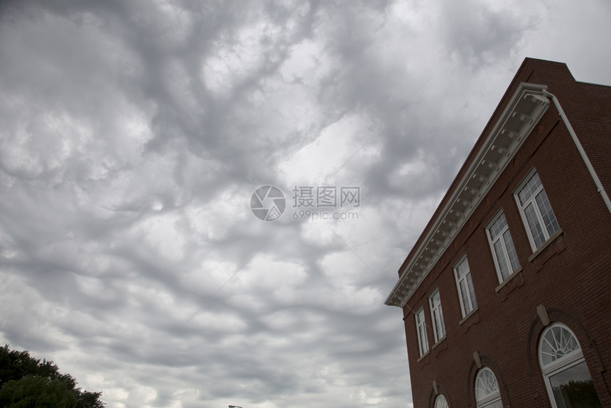 加拿大驼鹿颚的风暴云和建筑物图片