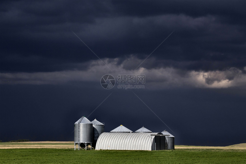 萨斯喀彻温的暴雨云萨斯喀彻温不祥的天空和警报图片