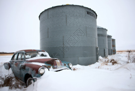 古董废弃汽车在冬季卡达塔的支架式汽车图片