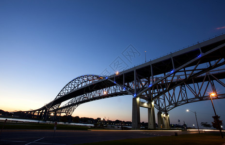 夜照蓝水桥安大略密歇根州萨尔尼亚港休伦图片