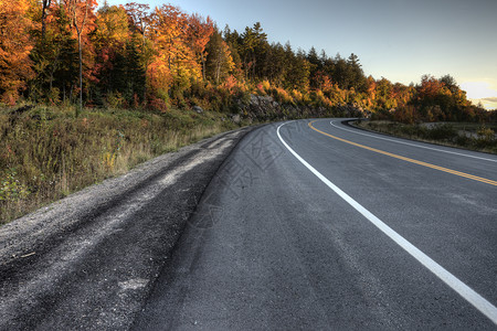 加拿大秋色公园和道路图片