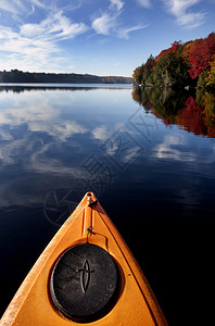安大略省马斯科卡阿尔冈琴湖秋天的颜色高清图片