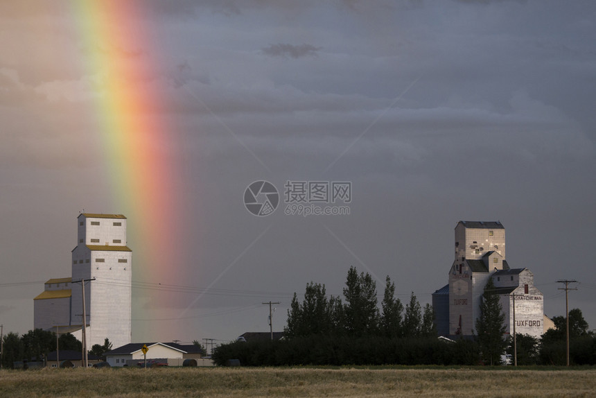 萨斯喀彻温风暴云配有彩虹和谷物电梯图片