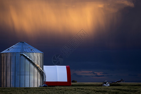 萨斯喀彻温风暴云和农场储存粮仓高清图片