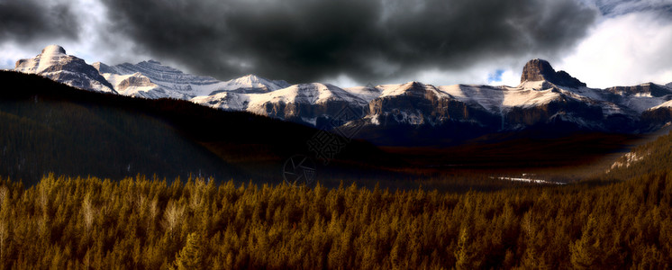 加拿大班夫附近的洛基山脉图片