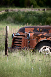 加拿大萨斯喀彻温省废弃的旧卡车背景图片