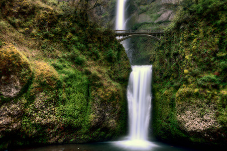 俄勒冈州穆特诺马瀑布雄伟的哥伦比亚河峡谷高清图片