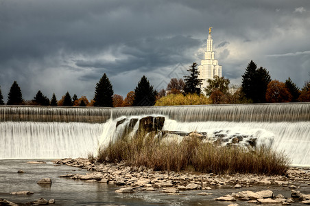 泉水河中伊达霍瀑布含水的晨间教堂高清图片