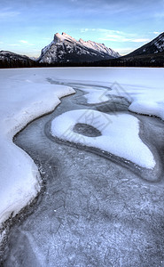 加拿大艾伯塔省Banff附近MountRudle和Ver百万湖图片