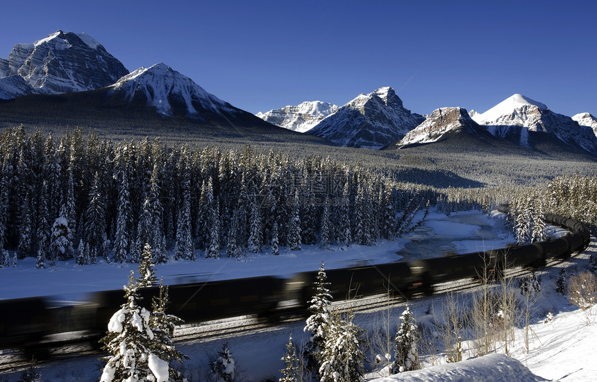 加拿大艾伯塔省Banff附近的冬季落基山脉图片