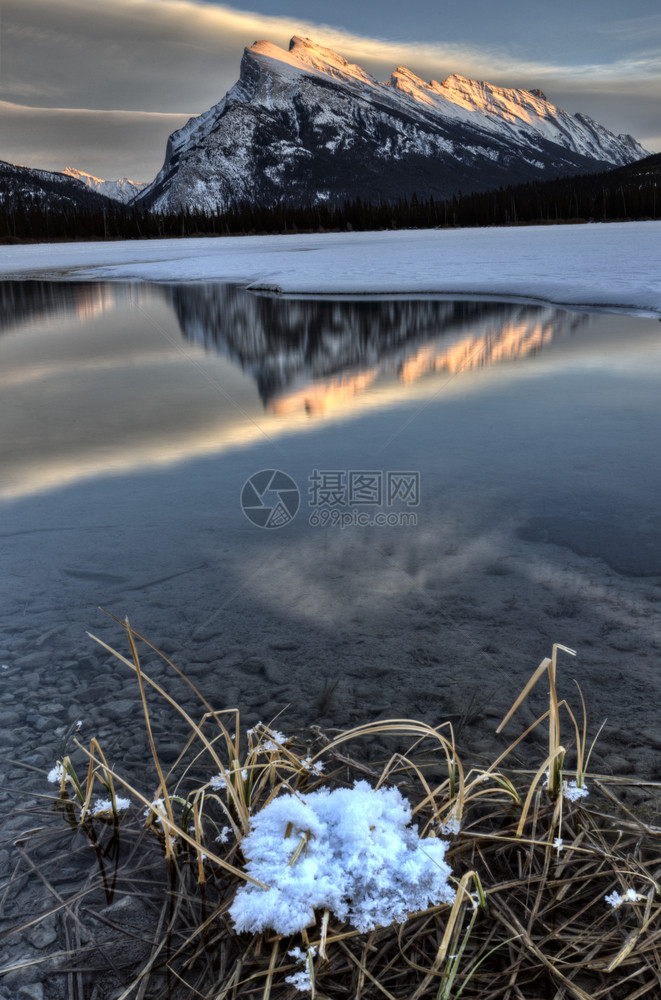 加拿大艾伯塔省Banff附近MountRudle和Ver百万湖图片