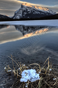 加拿大艾伯塔省Banff附近MountRudle和Ver百万湖图片