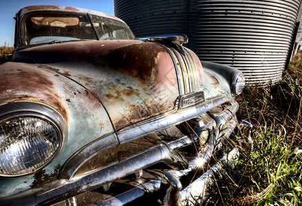 加拿大萨斯喀彻温省粮仓中的旧汽车图片