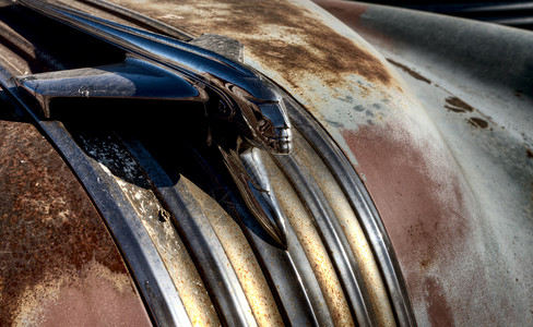 加拿大萨斯喀彻温省粮仓中的旧汽车背景图片