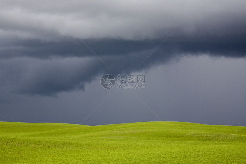 萨斯喀彻温省草原上雨季来临图片