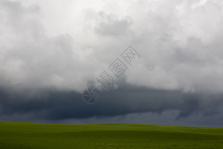 风暴来临前的萨斯喀彻温省草原图片
