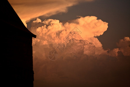 日落时萨斯喀彻温暴云图片