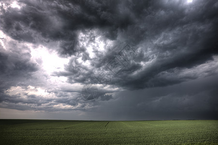 萨斯喀彻温的乌云阴暗天空威胁着夏日背景图片