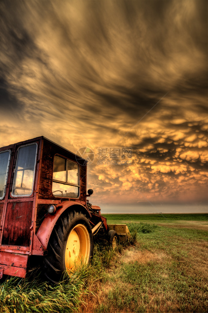 萨斯喀彻温风暴古老旧拖拉机图片