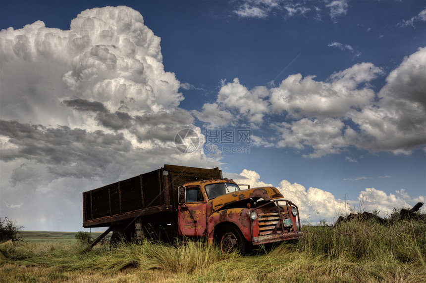 萨斯喀彻温的暴云和古老废弃卡车图片