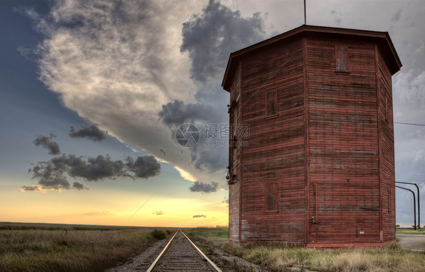 萨斯喀彻温风暴云和木制铁路水塔图片