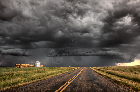 萨斯喀彻温的云和铺路面图片
