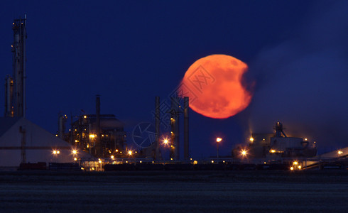 萨斯科钾肥厂后的满月高清图片