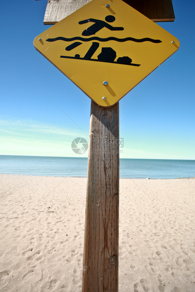 温尼伯湖海滩一带的游泳警告标志图片