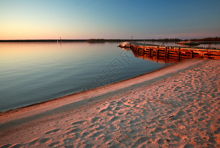 温尼伯湖岸边的海滩和码头高清图片