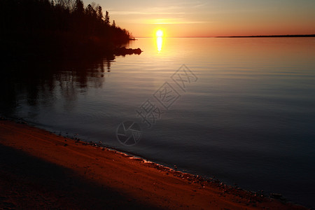 温尼伯湖沿岸日出反射图片
