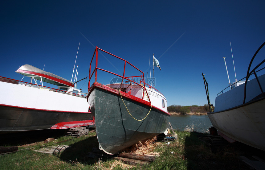 里弗顿马尼托巴附近海滩渔船图片