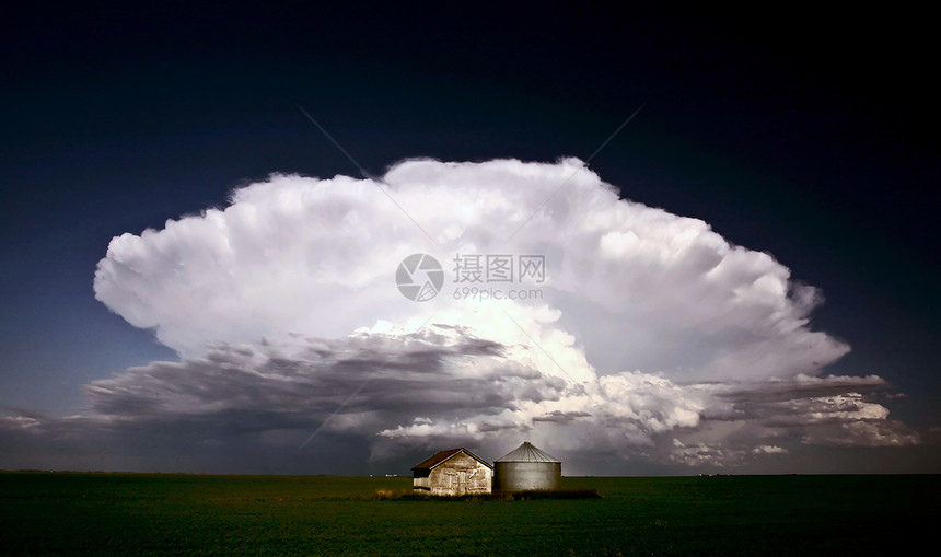 萨斯喀彻温粮仓的暴云图片