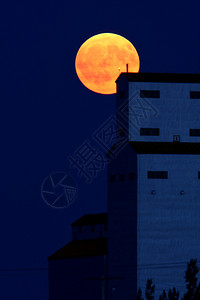 Tuxford谷物电梯后面的满月背景图片