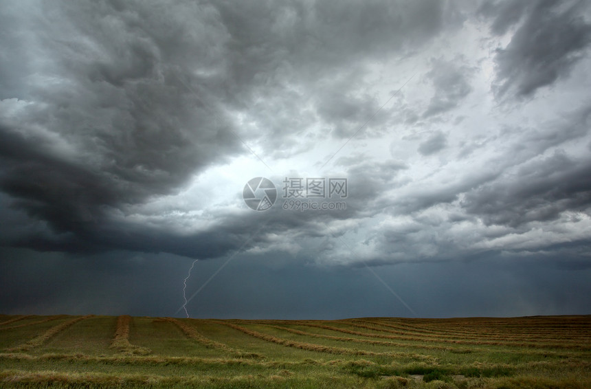 萨斯喀彻温的暴云和闪电图片