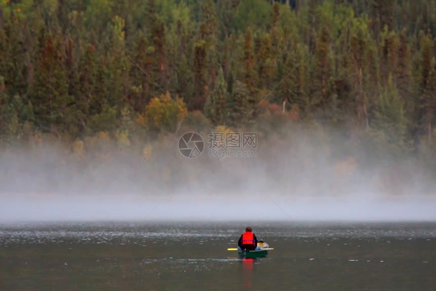 在湖边的晨雾附近独木舟中图片