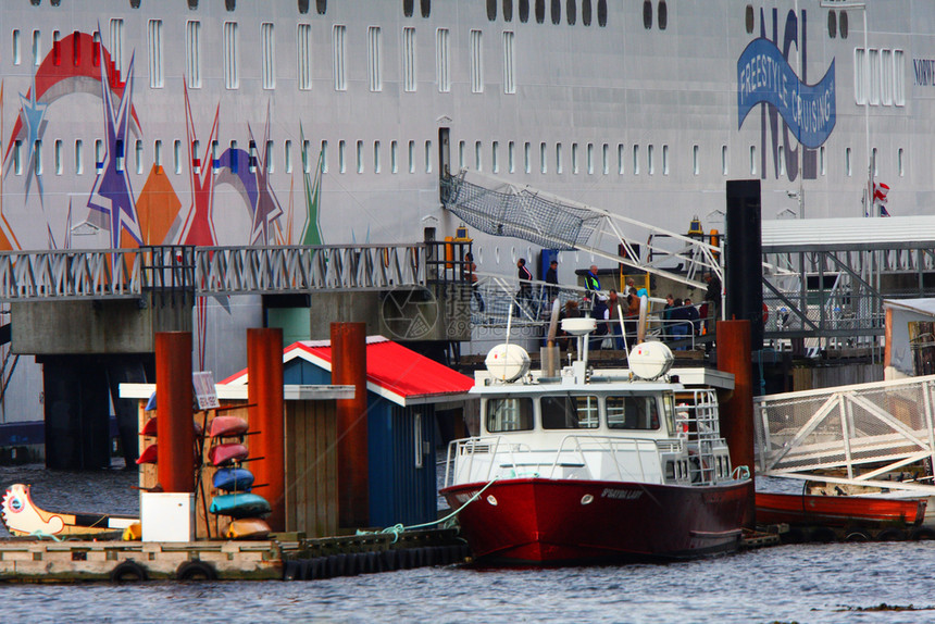 鲁珀特王子码头游轮附近的Tu船图片