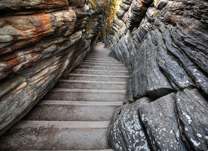 贾斯珀公园阿塔巴斯卡瀑布的岩石楼梯高清图片