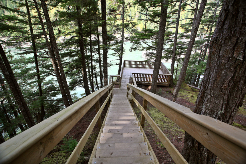 Kitsumkalum省公园的木制楼梯和观点图片