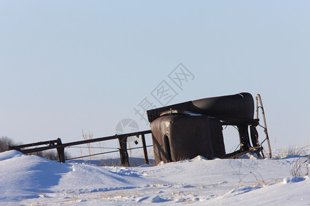 加拿大冬季废弃卡车图片