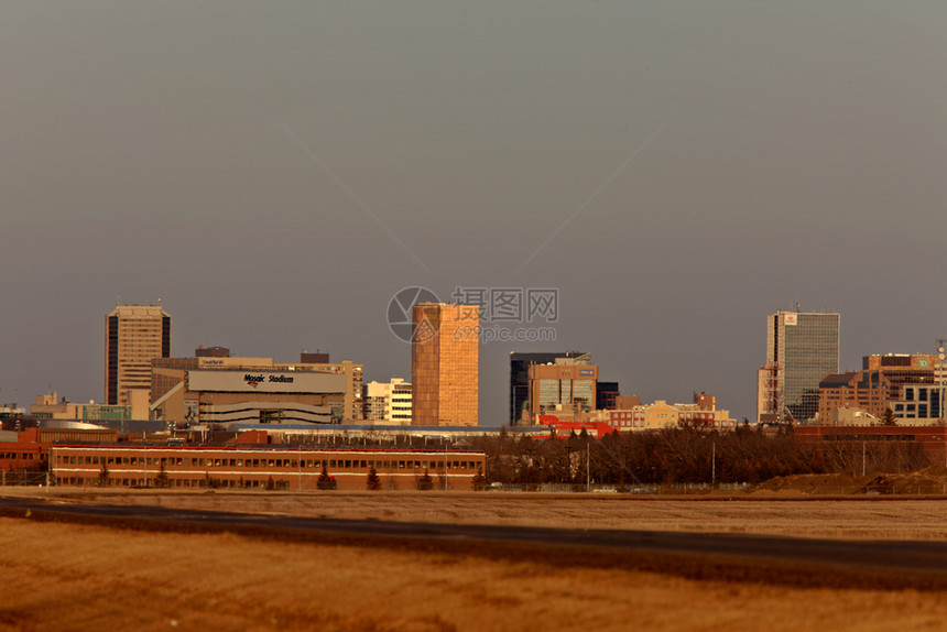 日落时瑞金纳市萨斯喀彻温图片