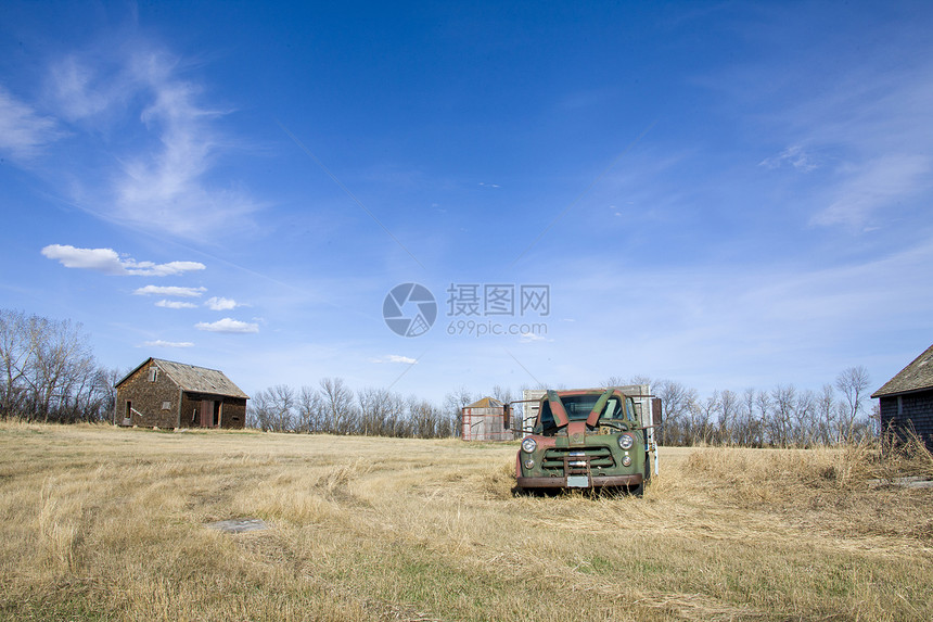 加拿大废弃农场旧卡车和建筑物图片