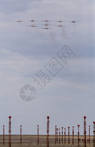 几架飞机在空中组队飞行背景图片
