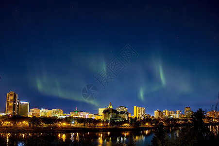北光萨斯卡通市天线夜照背景图片