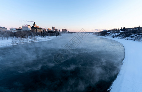 萨斯喀彻温河和市中心天空线上冻结冬季条件图片