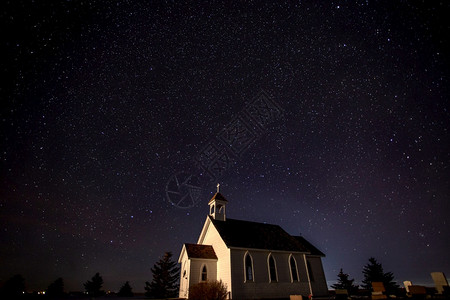 萨斯克彻温乡村教堂的草原之夜摄影图片