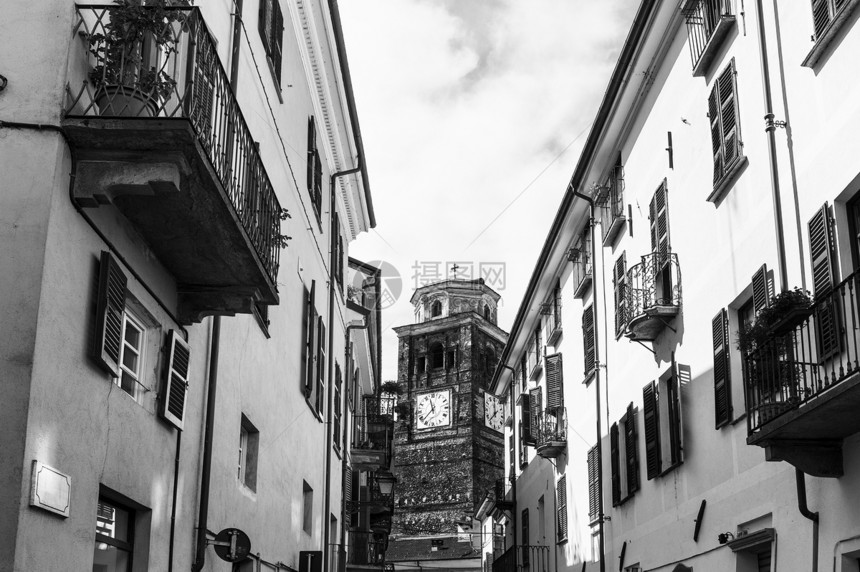 意大利中世纪皮埃蒙特市库诺建筑教堂钟塔黑白图片图片
