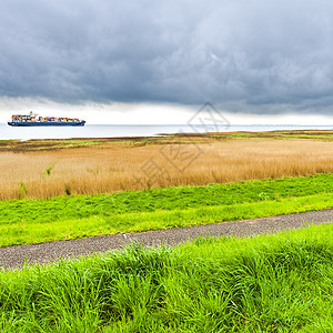 大船在荷兰北海航行集装箱船正驶往北海图片