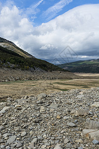 西班牙美丽的风景坎塔布里亚山脉的景色干河床在峡谷底高清图片